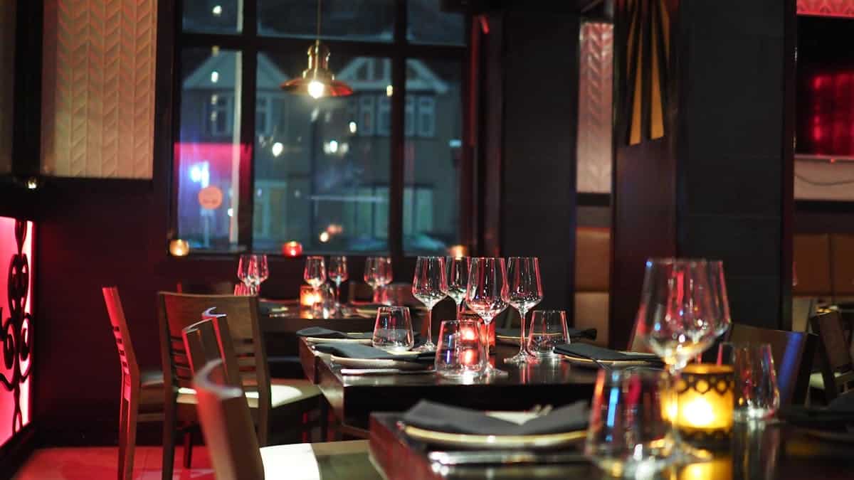 Elegancka restauracja z ciepla atmosfera i pieknym wystrojem
